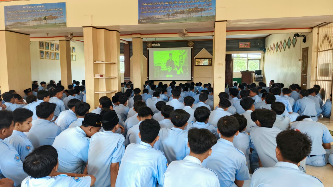 Siswa SMP Muhammadiyah 2 Kalasan mengikuti deklarasi pencegahan kenakalan remaja di Masjid Sekolah