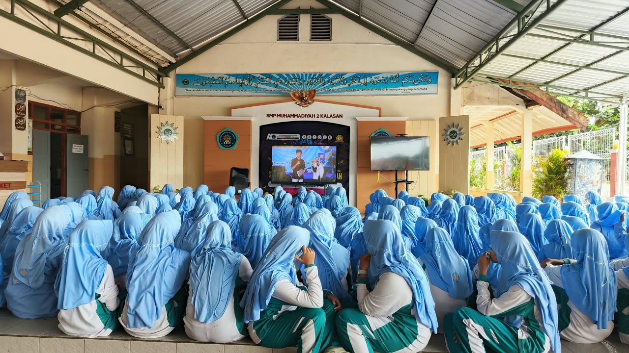 Murid perempuan SMP Muhammadiyah 2 Kalasan menyaksikan live streaming deklarasi di Aula Sekolah