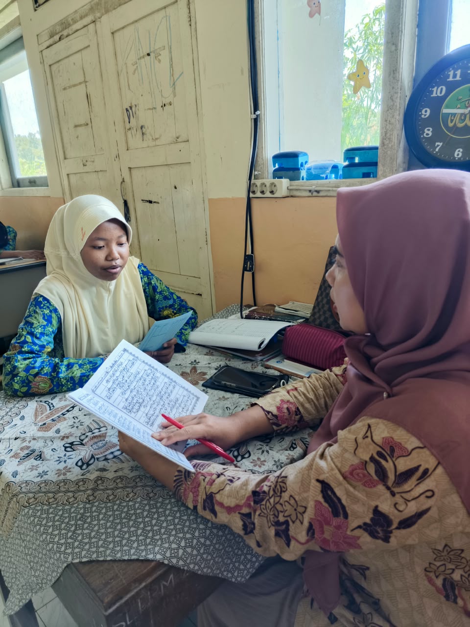 Murid Perempuan SMP Muhammadiyah 2 Kalasan Mengikuti Hafalan Jumat