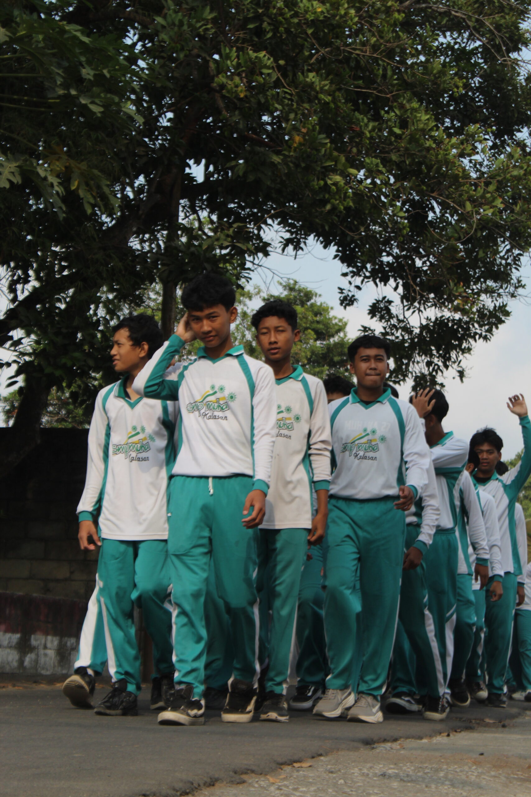 Barisan rapi murid SMP Muhammadiyah 2 Kalasan memulai rute jalan sehat Rabu Ceria