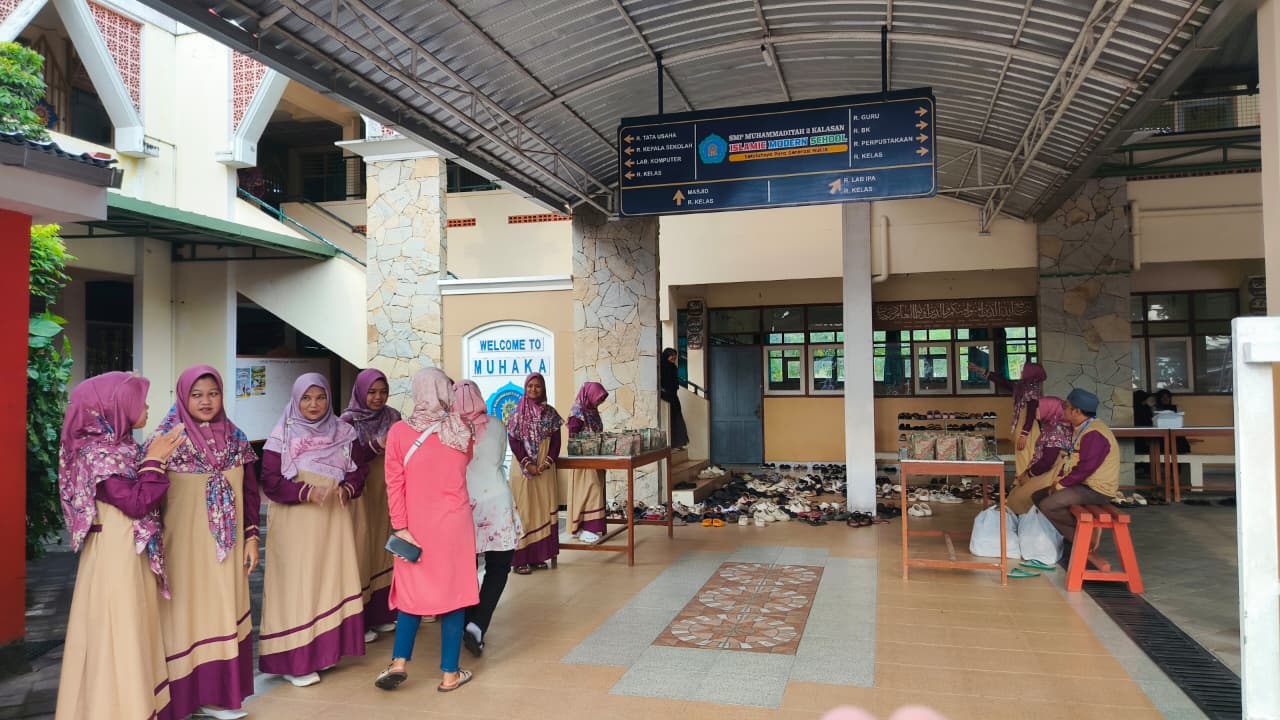 Suasana guru menyambut kedatangan orang tua wali murid di SMP Muhammadiyah 2 Kalasan