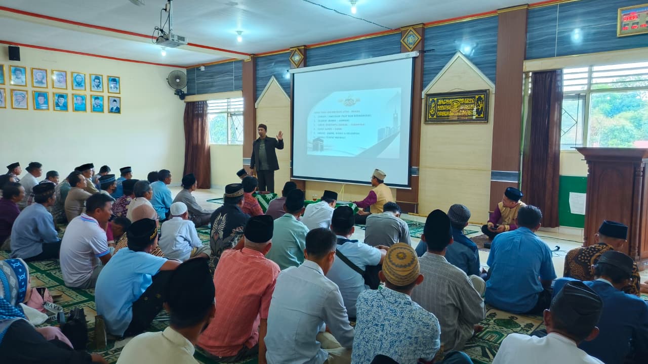 Ust. Ismail Hermana, S.Pd.I. menyampaikan materi tausiyah pengajian parenting