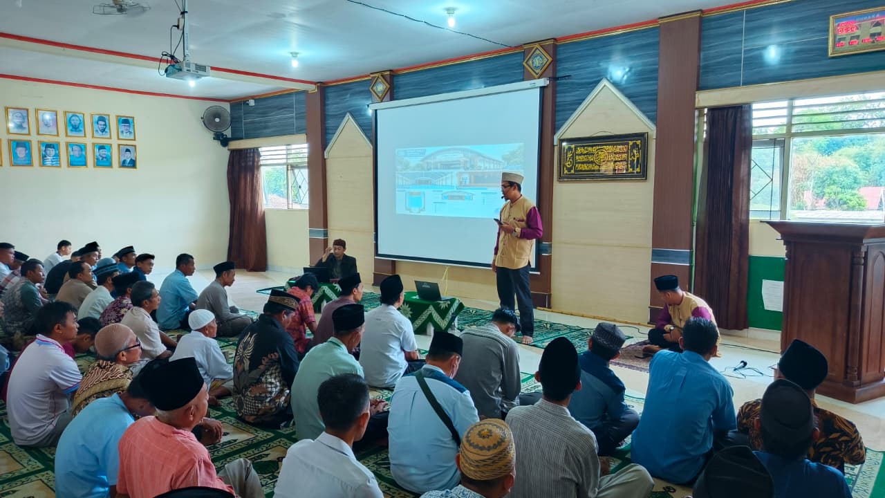 Kepala SMP Muhammadiyah 2 Kalasan Bapak Apung Saepuddin, S.Pd.I., M.S.I. menyampaikan pengantar pengajian parenting