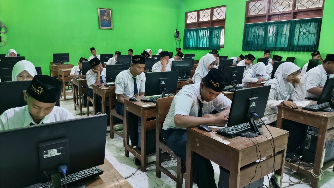 Suasana Ujian Pemantapan TKA-TKAD Tahap 1 di Ruang Lab Komputer Timur