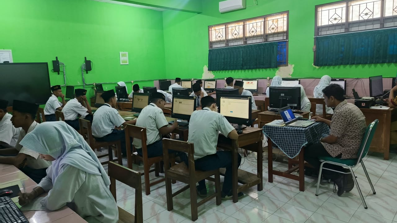 Suasana Ujian Pemantapan TKA-TKAD Tahap 1 di Ruang Lab Komputer Barat