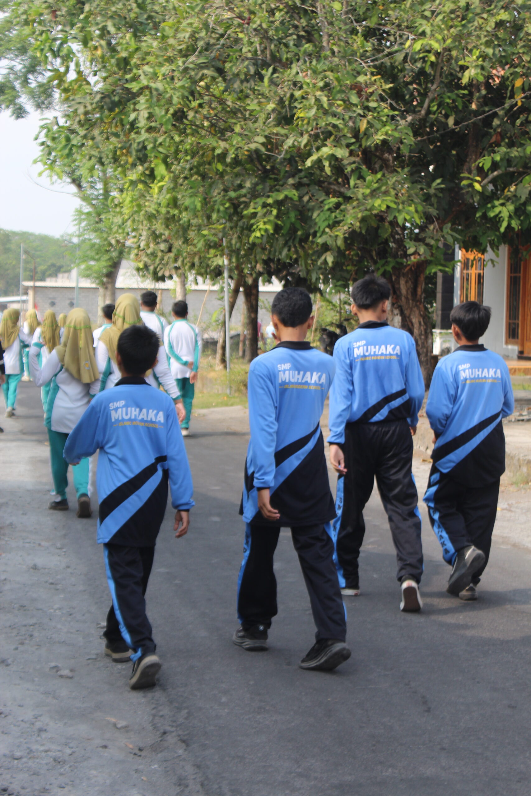 Keceriaan murid SMP Muhammadiyah 2 Kalasan mengikuti kegiatan jalan sehat Rabu Ceria